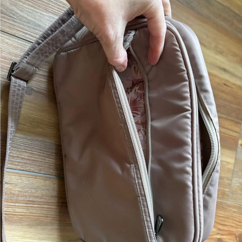 Elegant Quilted Crossbody Bag in Beige - Picture 3 of 4